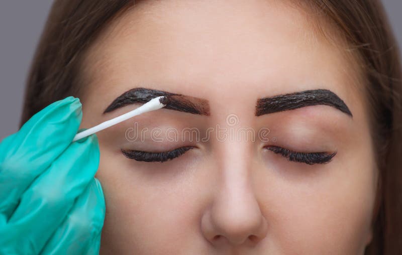 Ćwiczy koryguje makeup, ja daje kształtowi i barwi brwi henna w piękno salonie, zdrój zdjęcia stock Ćwiczy koryguje makeup, ja daje kształtowi i barwi brwi henna w piękno salonie, zdrój zdjęcia stock