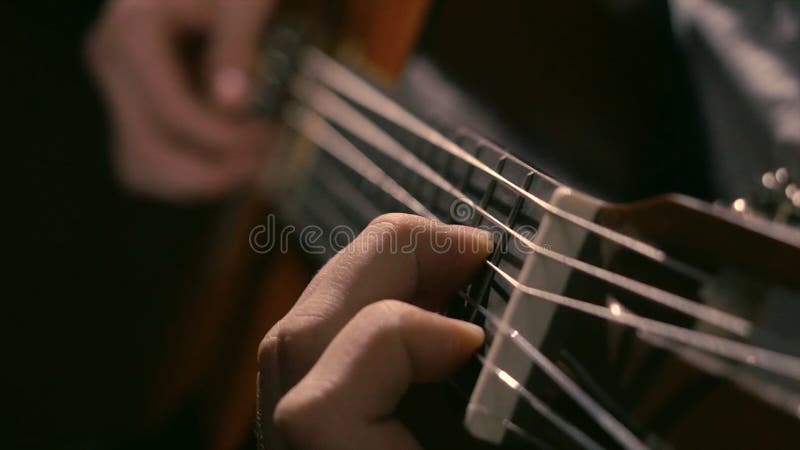 Ćwiczyć w bawić się gitarę Przystojni młodzi człowiecy bawić się gitarę Bawić się gitarę Ręki bawić się gitarę w przekątnie obrazy stock Ćwiczyć w bawić się gitarę Przystojni młodzi człowiecy bawić się gitarę Bawić się gitarę Ręki bawić się gitarę w przekątnie obrazy stock