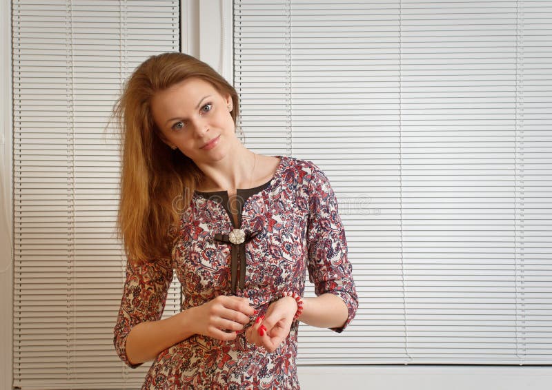 Ładna blondynka jest okno zdjęcia stock Ładna blondynka jest okno zdjęcia stock