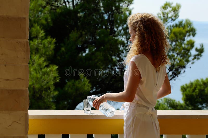 Ładna dziewczyna nalewa wodę zdjęcia royalty free Ładna dziewczyna nalewa wodę zdjęcia royalty free