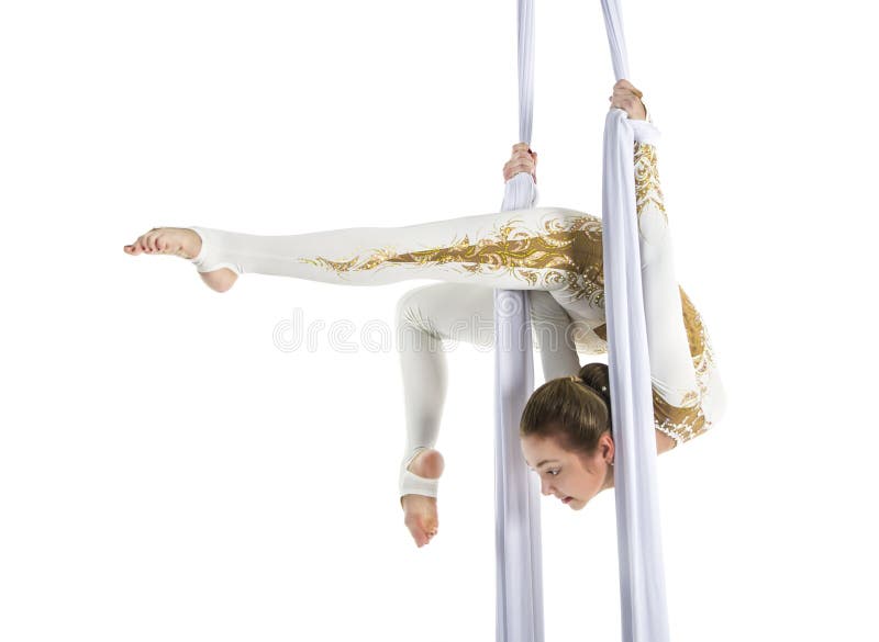 Ładna kobieta - aerialist spełniania anteny sztuczki na powietrznych jedwabiach obrazy royalty free Ładna kobieta - aerialist spełniania anteny sztuczki na powietrznych jedwabiach obrazy royalty free