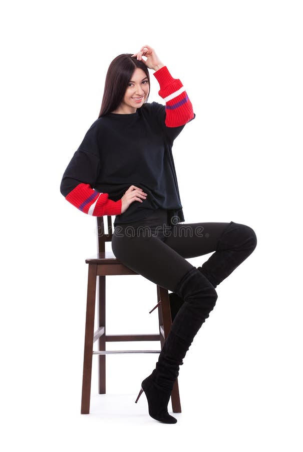 Ładna kobieta w czarnym kostiumu odizolowywającym na białym tle Śliczna brunetka siedzi na krześle przy białym studiiem fotografia royalty free Ładna kobieta w czarnym kostiumu odizolowywającym na białym tle Śliczna brunetka siedzi na krześle przy białym studiiem fotografia royalty free