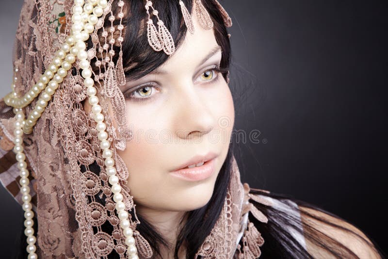 Ładna kobieta z pióropuszem zdjęcie royalty free Ładna kobieta z pióropuszem zdjęcie royalty free