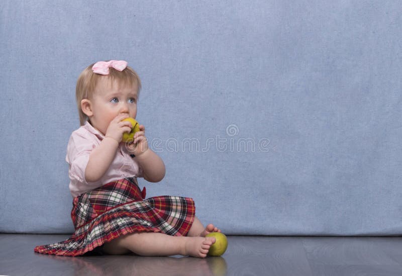 Ładna mała dziewczynka z jabłkami fotografia stock Ładna mała dziewczynka z jabłkami fotografia stock