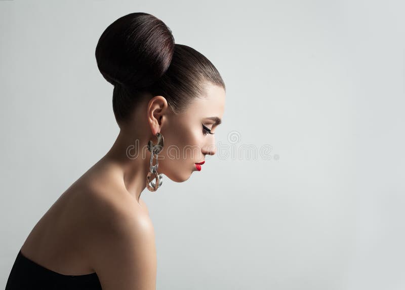 Ładna młoda kobieta z Włosianą babeczki fryzurą, Eyeliner i Uzupełniał fotografia stock Ładna młoda kobieta z Włosianą babeczki fryzurą, Eyeliner i Uzupełniał fotografia stock