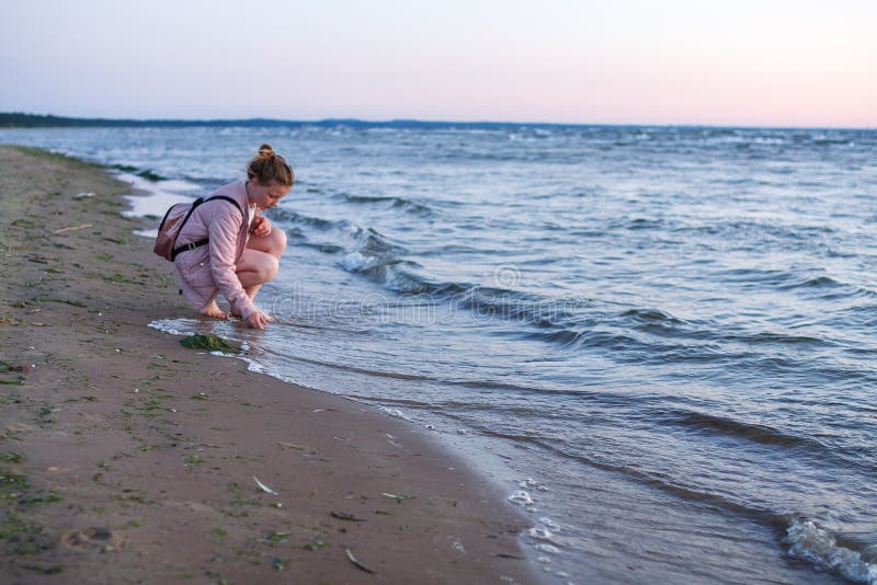 Ładna nastolatek dziewczyna chodzi blisko morza przy seashore przy th zdjęcia stock Ładna nastolatek dziewczyna chodzi blisko morza przy seashore przy th zdjęcia stock