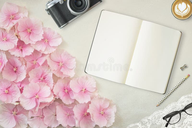 Ładna Projektująca Desktop Mockup fotografia z notatnikiem obrazy stock Ładna Projektująca Desktop Mockup fotografia z notatnikiem obrazy stock