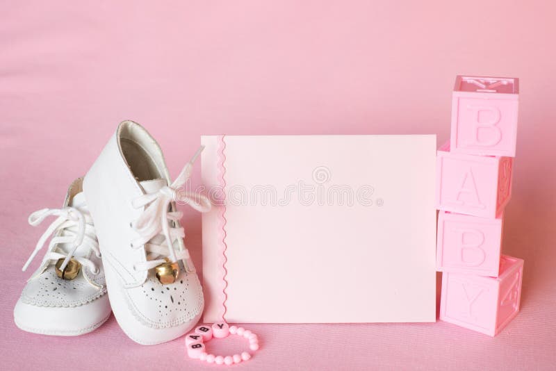 Ładna Różowa dziewczynki prysznic zaproszenia karta lub narodziny zawiadomienie z rocznika bielu butami na Różowym Sukiennym tle