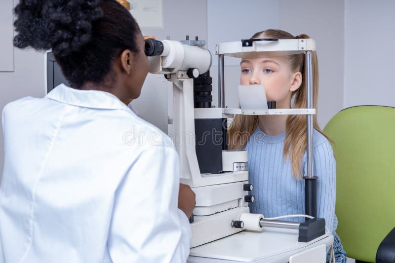 Ładna uczennica w gabinecie lekarskim przeprowadzająca test optometryczny zdjęcie royalty free