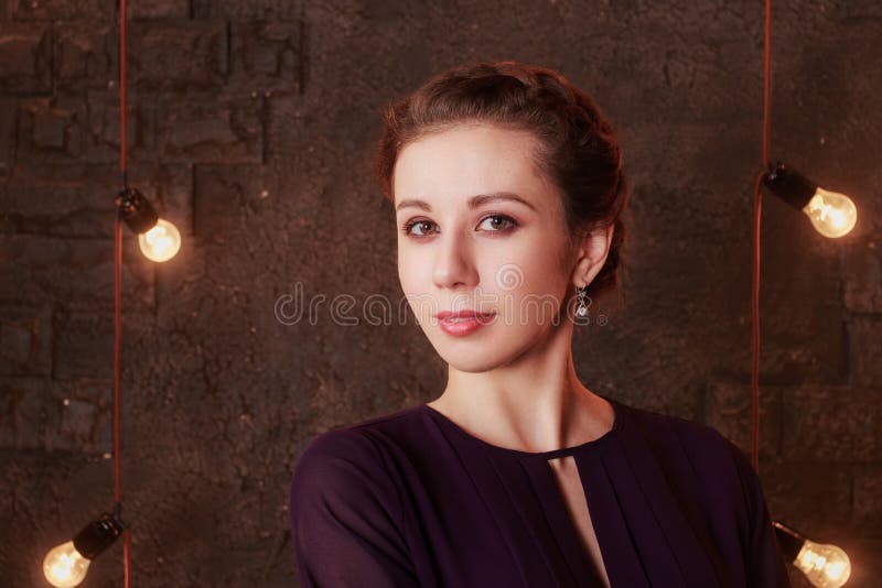 Ładni młoda kobieta stojaki w studiu z ściana z cegieł fotografia stock Ładni młoda kobieta stojaki w studiu z ściana z cegieł fotografia stock