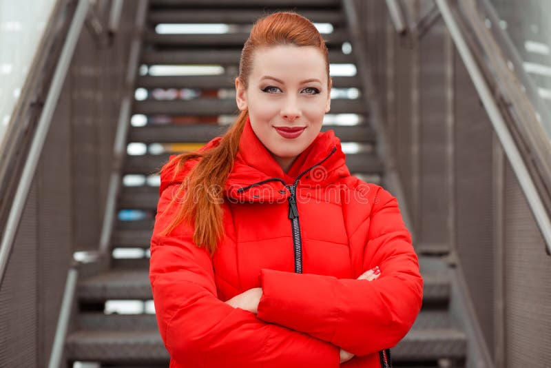 Ładny młody ufny rudzielec kobiety ono uśmiecha się zdjęcia stock Ładny młody ufny rudzielec kobiety ono uśmiecha się zdjęcia stock