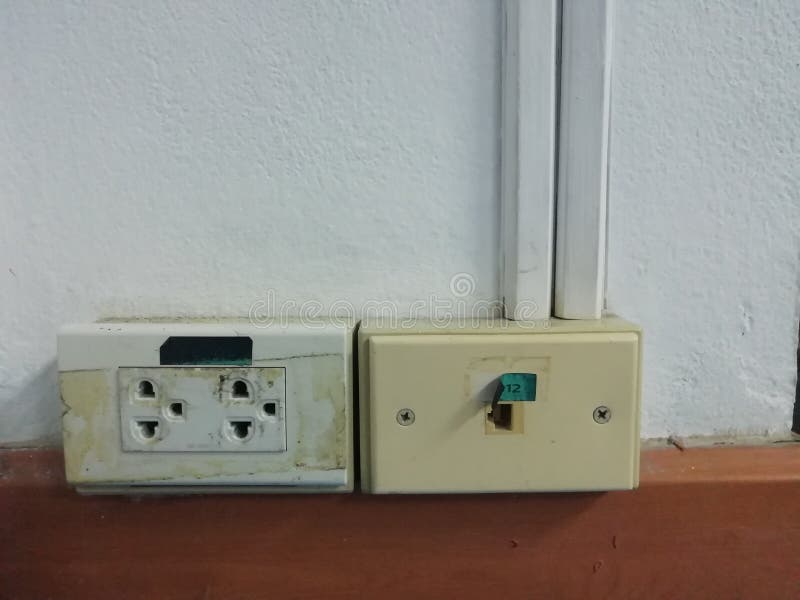 Łamana prymka na biel ścianie, Brakowe władz prymki, elektryczny zbawczy pojęcie fotografia stock