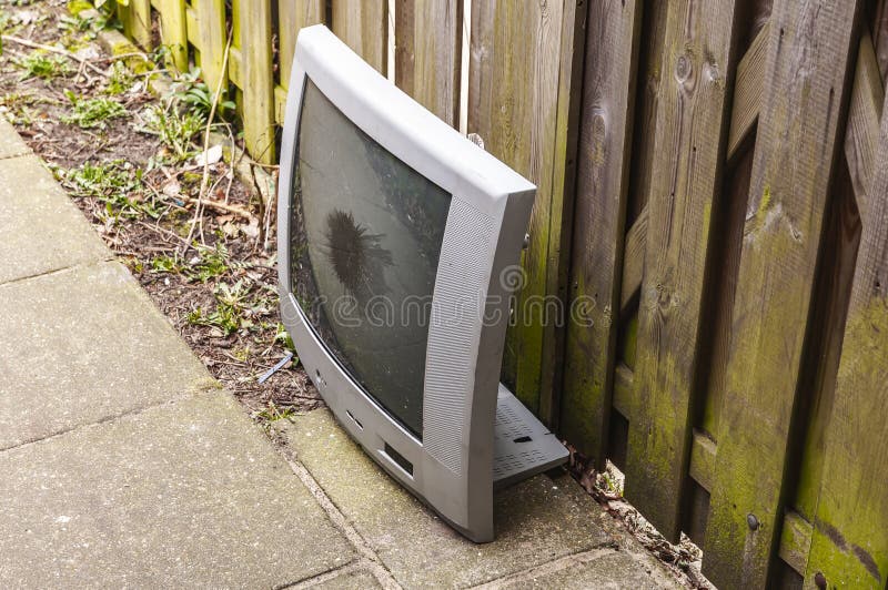 Łamana TV ekranu pozycja na ziemi zdjęcia stock Łamana TV ekranu pozycja na ziemi zdjęcia stock
