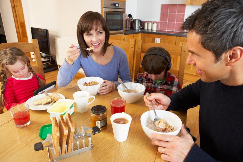 Łasowania rodzinny Śniadanie Podczas gdy Dzieci Bawić się