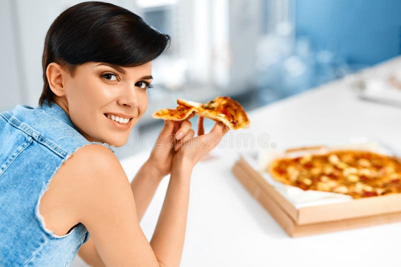 Łasowanie włoszczyzny jedzenie kobieta jedzenia pizzy Fasta Food odżywianie Li obraz stock Łasowanie włoszczyzny jedzenie kobieta jedzenia pizzy Fasta Food odżywianie Li obraz stock