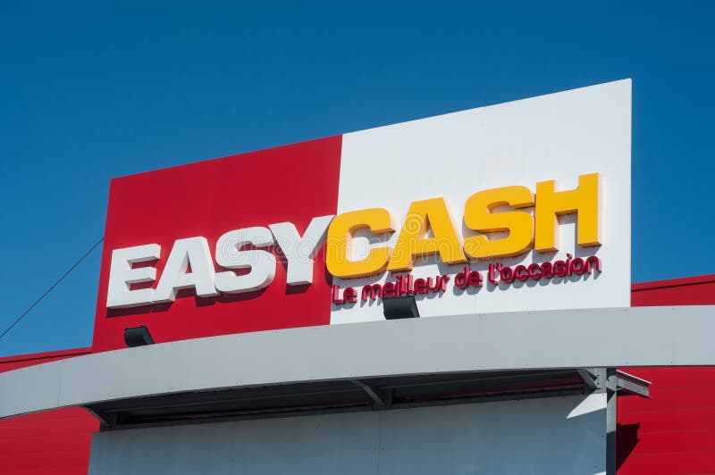 Łatwy gotówkowy logo na sklepu przodzie na niebieskiego nieba tle - Łatwa gotówka jest liderem bubel używać łańcuch w Francja zdjęcia stock Łatwy gotówkowy logo na sklepu przodzie na niebieskiego nieba tle - Łatwa gotówka jest liderem bubel używać łańcuch w Francja zdjęcia stock
