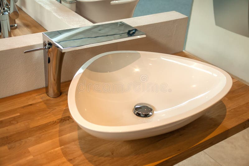 Łazienki wnętrze z nowożytnym zlew i faucet fotografia stock Łazienki wnętrze z nowożytnym zlew i faucet fotografia stock