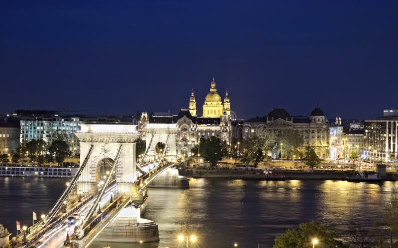 Łańcuszkowy most prowadzi zarazy strona z Basilika w odległości w Budapest fotografia royalty free Łańcuszkowy most prowadzi zarazy strona z Basilika w odległości w Budapest fotografia royalty free