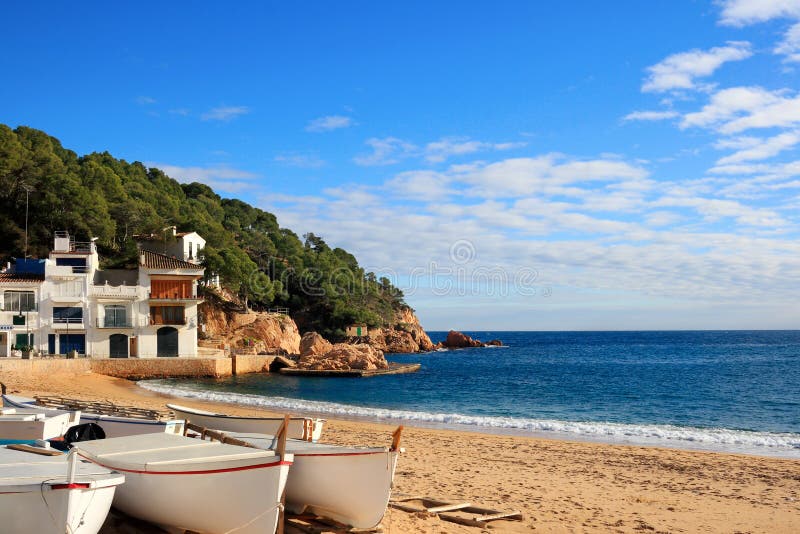 Łodzie na plaży przy Tamariu (Costa Brava Hiszpania,) obraz royalty free Łodzie na plaży przy Tamariu (Costa Brava Hiszpania,) obraz royalty free