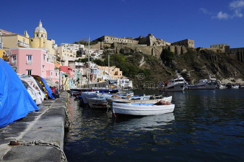 Łodzie rybackie w Marina Corricella, Procida, Włochy zdjęcia royalty free Łodzie rybackie w Marina Corricella, Procida, Włochy zdjęcia royalty free