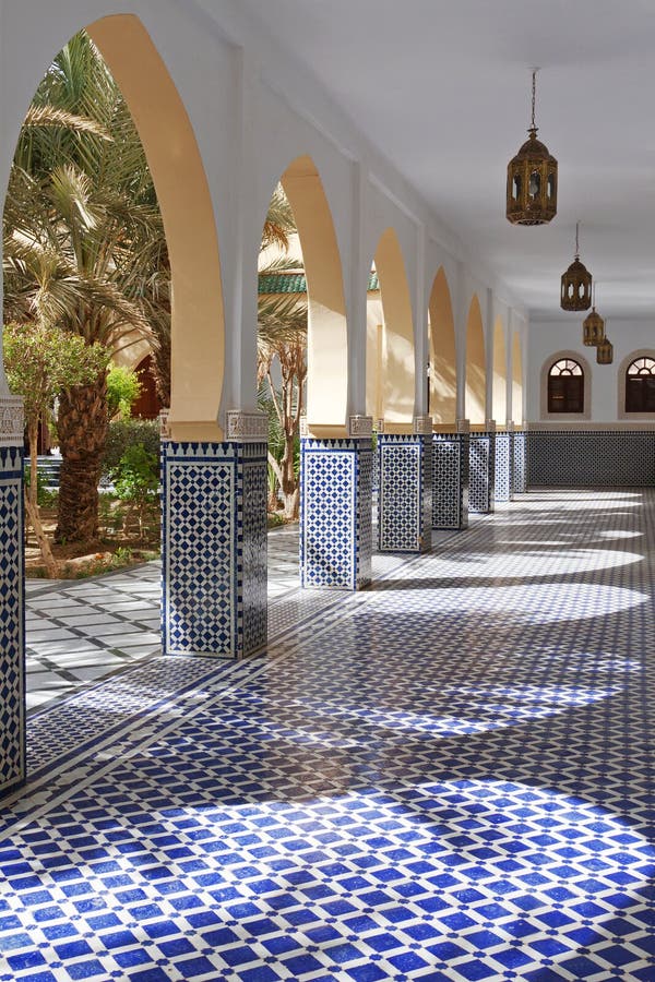 łuków podwórzowe moroccan stylu płytki obraz stock łuków podwórzowe moroccan stylu płytki obraz stock