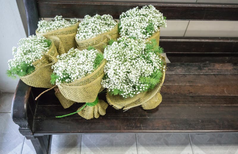 Łyszczec i zieleni liści bukiety zawijający z burlap grabiją fotografia royalty free Łyszczec i zieleni liści bukiety zawijający z burlap grabiją fotografia royalty free