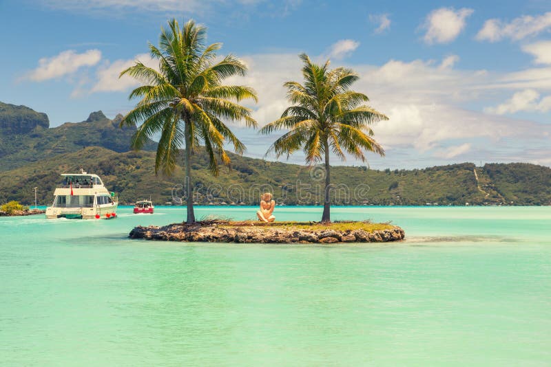 Łódkowata wahadłowiec stacja na bor borach, Tahiti, Francuski Polynesia fotografia stock Łódkowata wahadłowiec stacja na bor borach, Tahiti, Francuski Polynesia fotografia stock