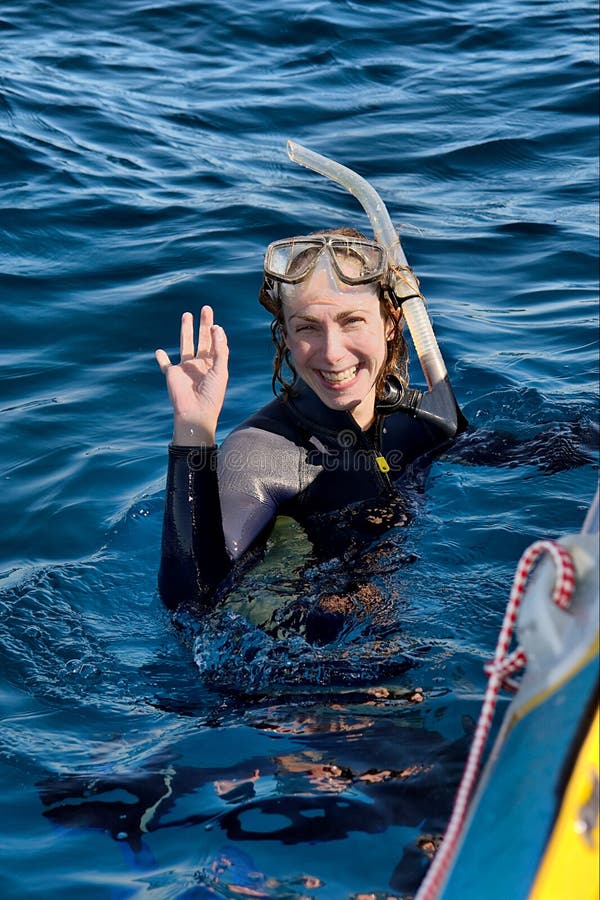 łódkowatego nurka żeński szczęśliwy obok wody