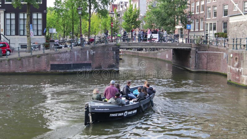 łódź kanałowa na kanałach holowniczych przez manewrowanie łodzią miejską