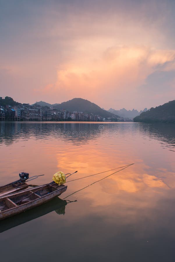 Łódź o zachodzie słońca obrazy stock