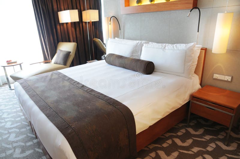 łóżkowego hotelowego królewiątka luksusowy pokoju rozmiar