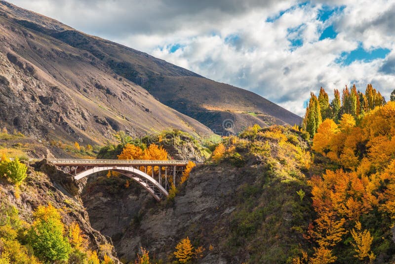 Łękowaty most nad Kawarau rzeką blisko Queenstown, Nowa Zelandia obrazy stock Łękowaty most nad Kawarau rzeką blisko Queenstown, Nowa Zelandia obrazy stock