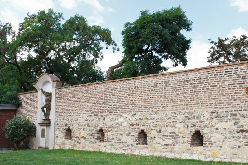 Ściana w Wyszehradzkim dekorującym z statuą St Sebastian Pragu obrazy stock Ściana w Wyszehradzkim dekorującym z statuą St Sebastian Pragu obrazy stock