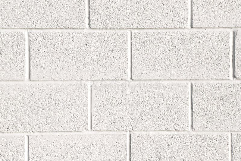 ścianka z bloczków betonowych malowanych na biało
