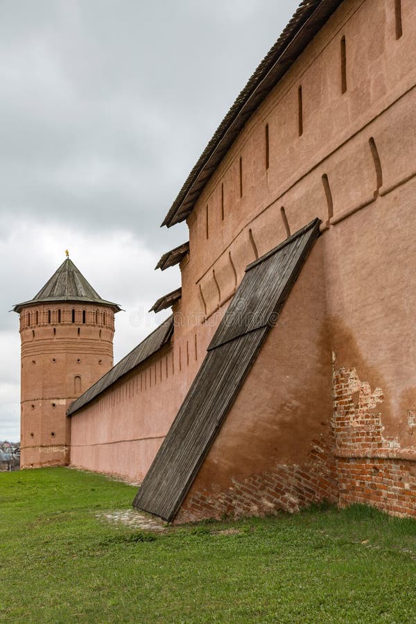Ściany i górują Spaso-Evfimiy monaster, Suzdal, Rosja fotografia stock Ściany i górują Spaso-Evfimiy monaster, Suzdal, Rosja fotografia stock