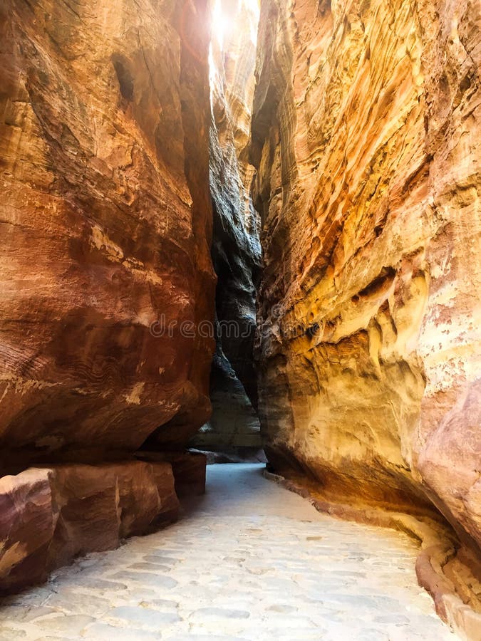 Ściany siq - kolorowa czerwień kołysa w Petra, Jordania zdjęcie royalty free Ściany siq - kolorowa czerwień kołysa w Petra, Jordania zdjęcie royalty free