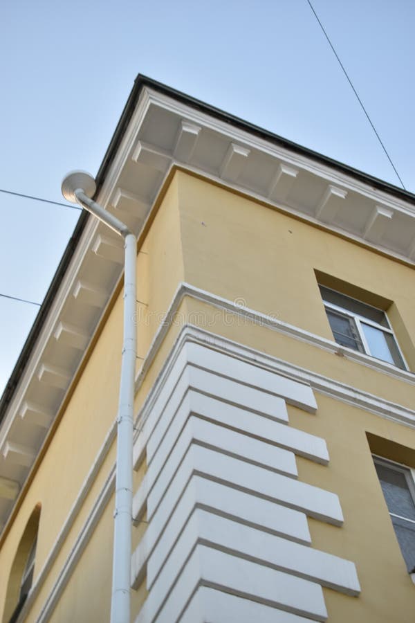ściany żółtych starych domów klasycznych zdjęcia stock