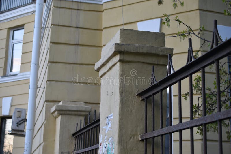ściany żółtych starych domów klasycznych zdjęcia stock