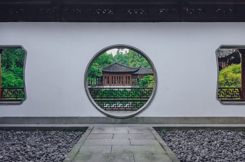 Ścieżka prowadzi księżyc brama z widokiem tradycyjni chińskie budynek w Chińskim ogródzie, blisko Zachodniego jeziora w Hangzhou