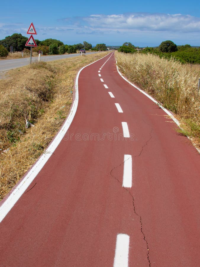 ścieżka rowerowa dwukierunkowa ścieżka rowerowa z oznakami rowerowymi pomalowanymi na biało