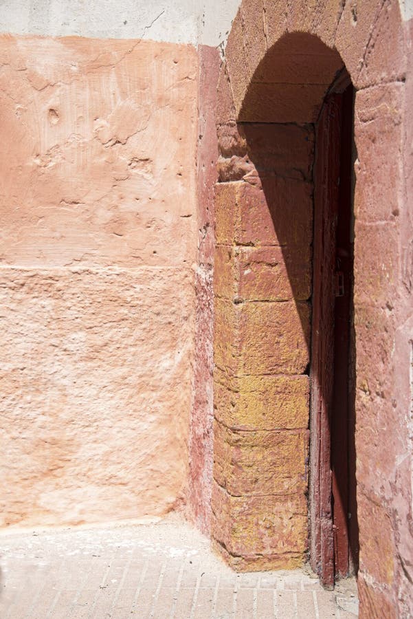 Śledzony kamień obramiał drzwi prowadzi od Souk w Essaouira, Maroko fotografia royalty free Śledzony kamień obramiał drzwi prowadzi od Souk w Essaouira, Maroko fotografia royalty free