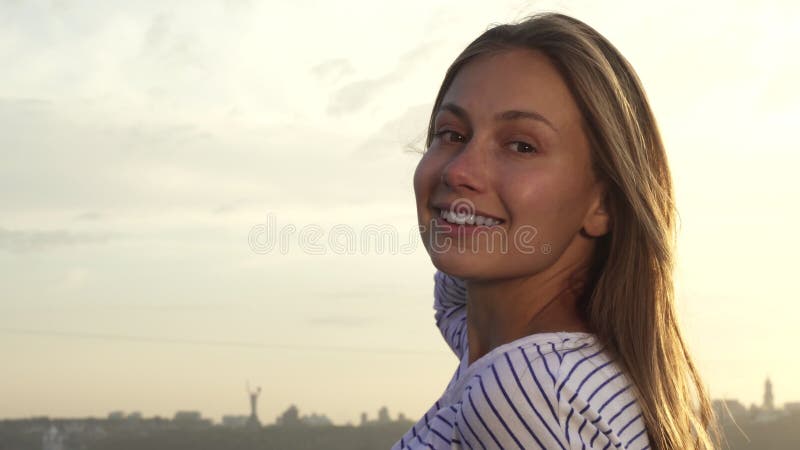 Śliczna dziewczyna patrzeje w odległość miasto zdjęcia royalty free Śliczna dziewczyna patrzeje w odległość miasto zdjęcia royalty free