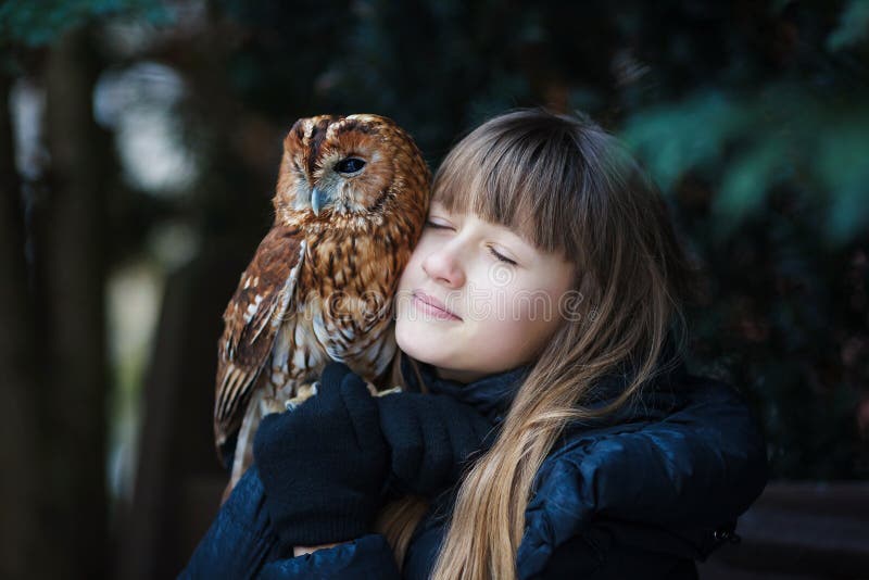 Śliczna Dziewczyna Z Małą Sową Obraz Stock Obraz Złożonej Z Natura 