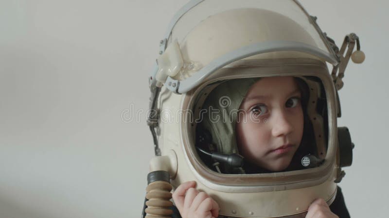 śliczna dziewczynka astronauta