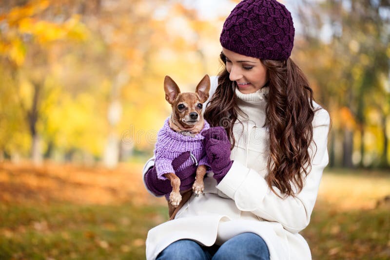 Śliczna kobieta z jej Miniaturowym Pinscher zdjęcie royalty free