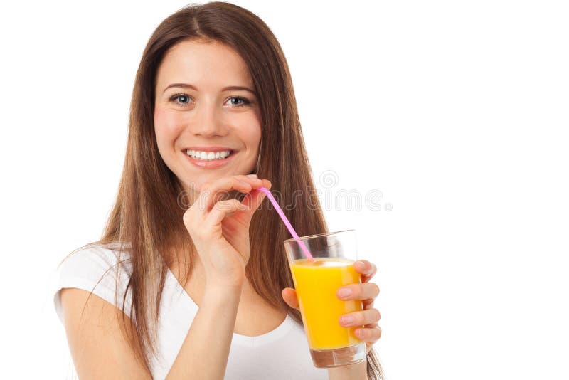 Śliczna młoda kobieta pije sok pomarańczowego