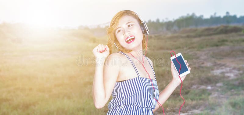 śliczna młoda kobieta z kwiatami i przygotuj się na prawdziwą dziewczynę wiosną fotografia stock
