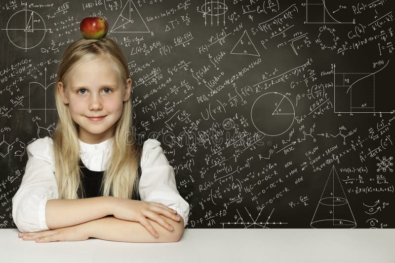 Ślicznego dziecka studencka dziewczyna z czerwonym jabłkiem na głowie Blackboard tło z nauk formułami Uczenie nauki pojęcie zdjęcie royalty free Ślicznego dziecka studencka dziewczyna z czerwonym jabłkiem na głowie Blackboard tło z nauk formułami Uczenie nauki pojęcie zdjęcie royalty free