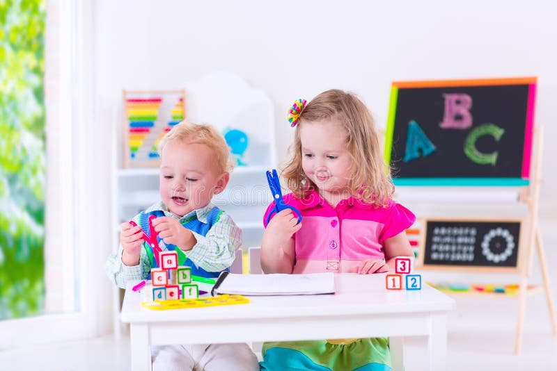 Śliczni dzieciaki przy preschool obrazem obrazy royalty free Śliczni dzieciaki przy preschool obrazem obrazy royalty free