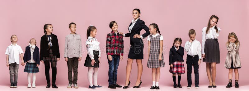 Śliczni eleganccy dzieci na różowym pracownianym tle Piękna nastoletnia chłopiec i fotografia stock Śliczni eleganccy dzieci na różowym pracownianym tle Piękna nastoletnia chłopiec i fotografia stock